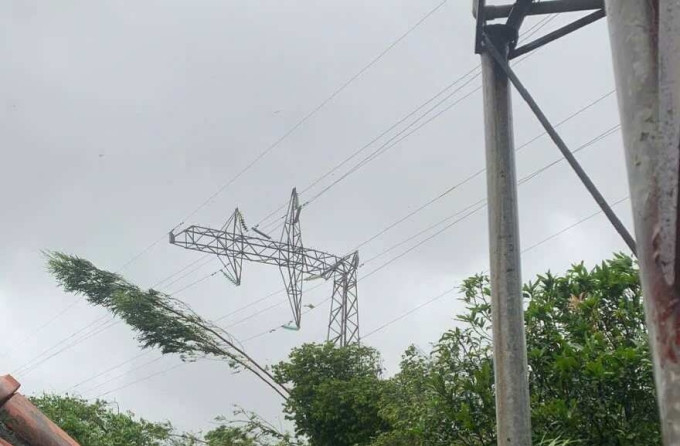 Hệ thống lưới điện bị hư hỏng nặng nề do bão số 3 Yagi He thong luoi dien bi hu hong nang ne do bao so 3 Yagi
