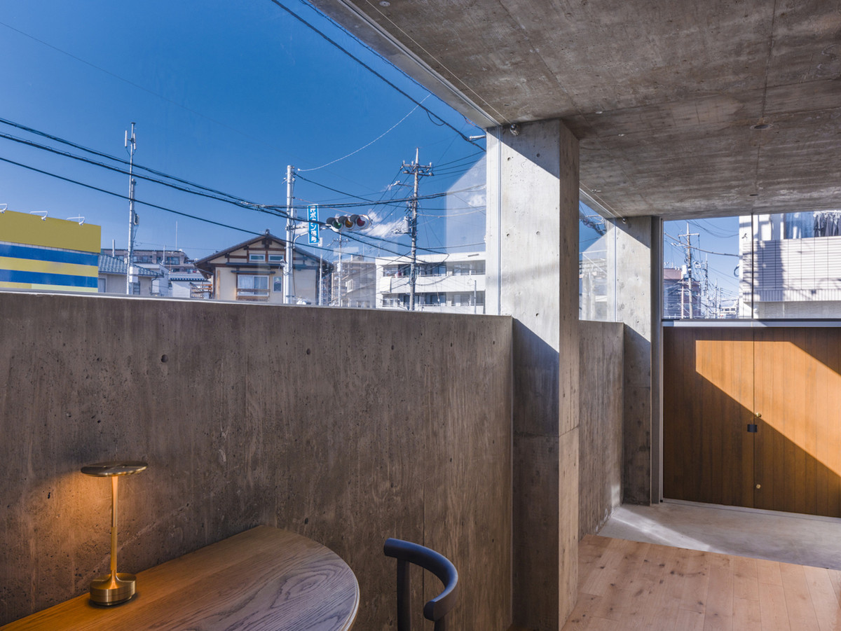 Ở trung tâm tầng 1 là cầu thang dẫn lên tầng 2, ở đây có phòng tắm, 2 phòng ngủ.Tầng 2 được thiết kế thấp hơn 1 tầng để tạo ra sự ấm cúng. Trong khi tầng một khá cao thì tầng 2 thấp hơn, đây là sự mong muốn bổ sung cho nhau theo quan điểm của phía thiết kế.