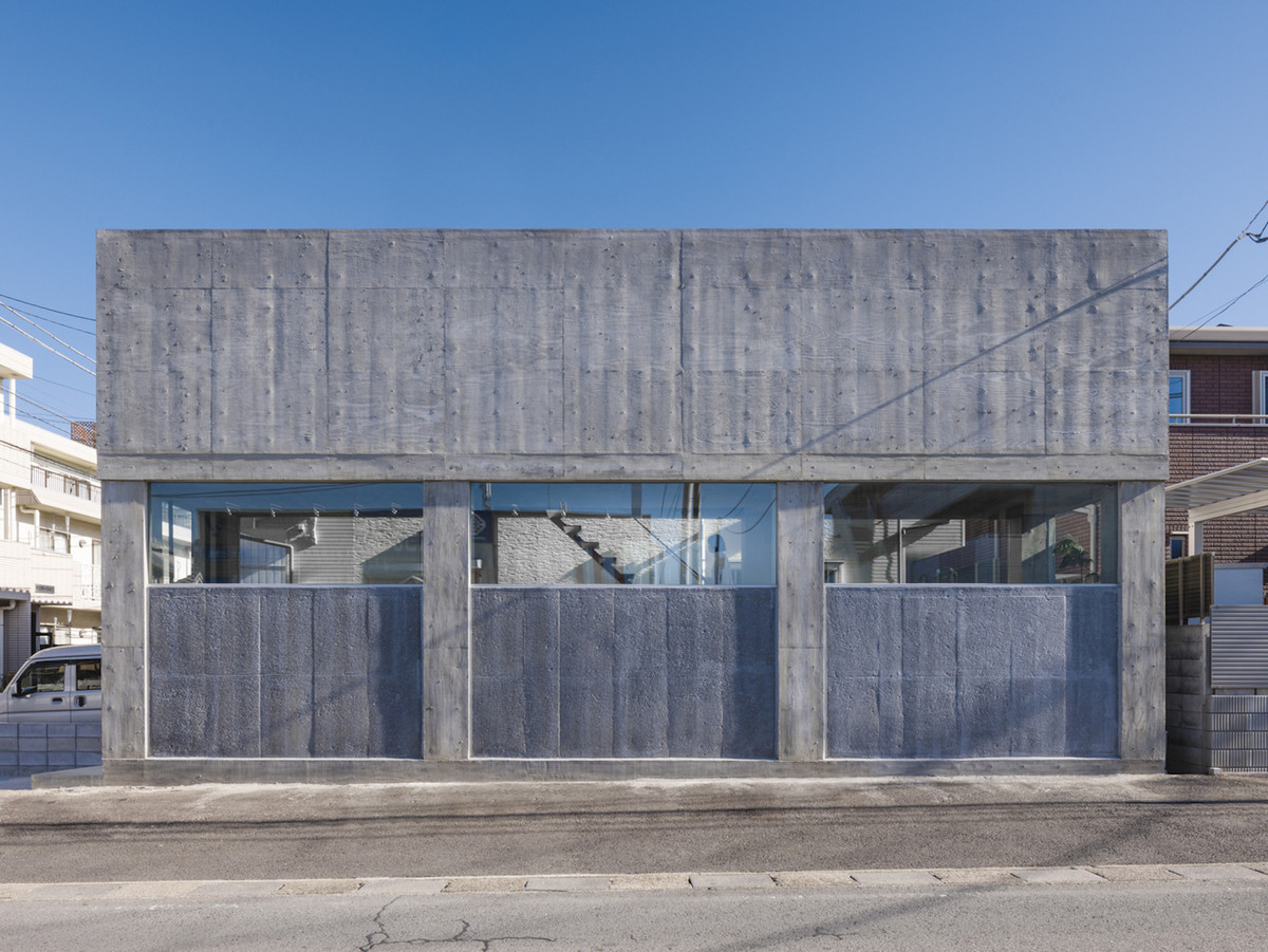 Cách bố trí cửa sổ nhiều giúp mang thiên nhiên vào bên trong. Gia chủ dù sống trong "hộp bê tông" vẫn không cảm thấy sự khó chịu, kém thoải mái. Vì diện tích nhỏ, kết hợp lối sống tối giản nên căn nhà không có nhiều đồ đạc. Gia chủ chỉ đặt các đồ dùng đủ để sử dụng làm sao cho tiết kiệm không gian nhiều nhất.