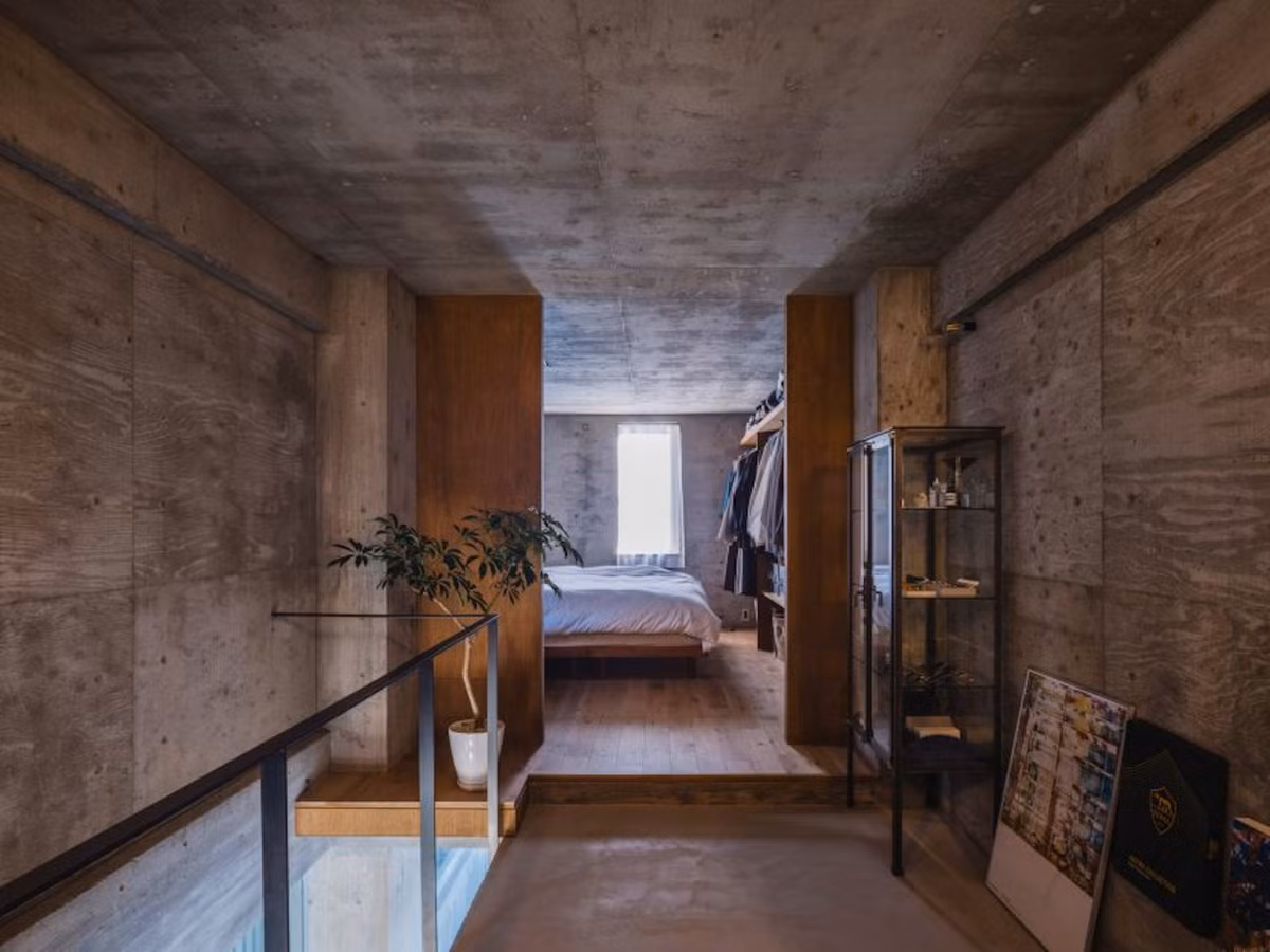 Khi bước vào tầng 1, có cảm giác như bước vào một "hang động" với tường cao và các cột lớn. Tuy nhiên, càng đi sâu vào, nhìn thấy các cửa sổ được bố trí nhiều sẽ mang đến sự gần gũi với cảnh sắc bên ngoài. Tại tầng 1 là không gian chung của gia đình, có bếp nhỏ, khu vực ăn uống và nơi tiếp khách. Mặc dù, chiều ngang hẹp nhưng biết cách tận dụng không gian nên vẫn đủ vị trí như các căn nhà khác mà vẫn không bị bí.