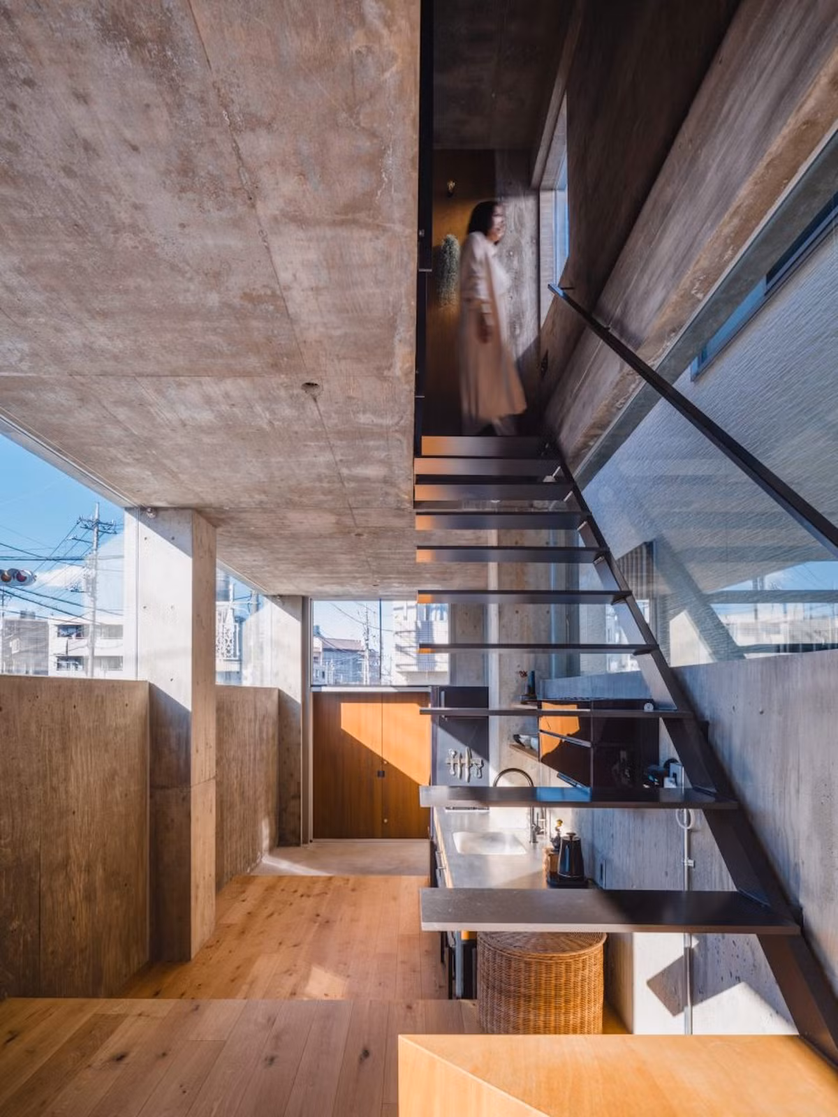 Cả bốn mặt của căn nhà đều có cửa sổ giúp đón ánh sáng tự nhiên nhiều nhất có thể. Ở tầng 1, các cửa sổ được bố trí cao hơn tầm nhìn bên ngoài để đảm bảo sự riêng tư. Ở tầng trên, cửa sổ nhỏ hơn nhưng vẫn hút đủ ánh sáng.