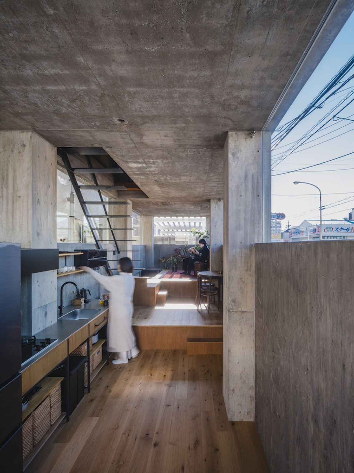 Cả căn nhà giữ nguyên màu sắc ghi xám của bê tông không sơn. Dường như gia chủ không cần quá nhiều màu sắc hay sự cầu kỳ về nơi ở của mình.