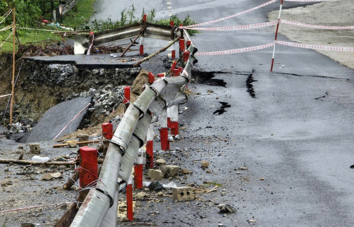 Nhieu tuyen duong o Thanh Hoa bi sat lo nghiem trong ​-Hinh-2