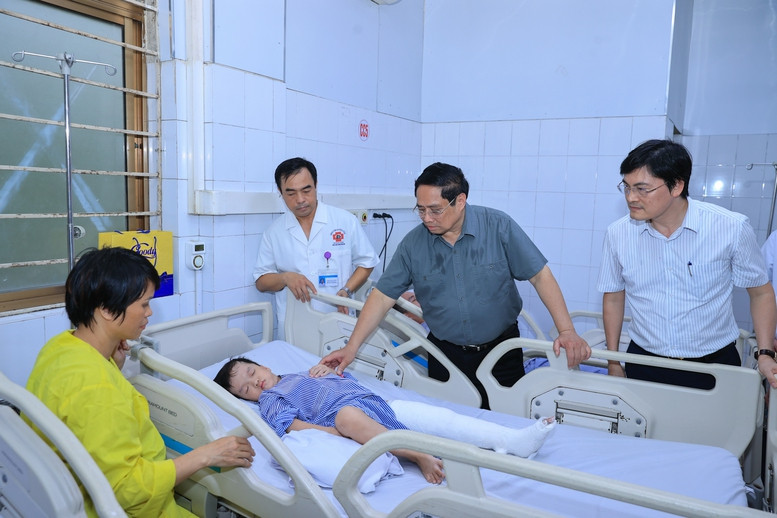 Thu tuong tham hoi, dong vien nguoi dan Quang Ninh sau bao so 3 Yagi-Hinh-6