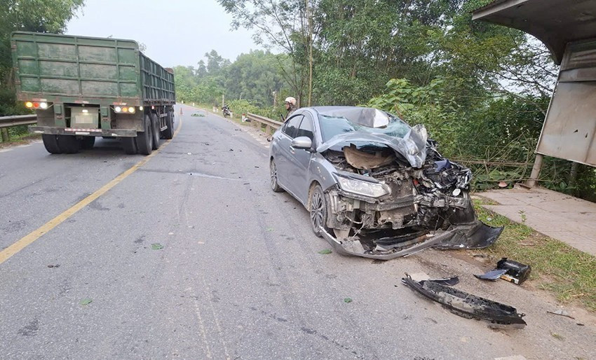 Ô tô đối đầu xe máy, 2 người thương vong ở Hà Tĩnh O to doi dau xe may, 2 nguoi thuong vong o Ha Tinh
