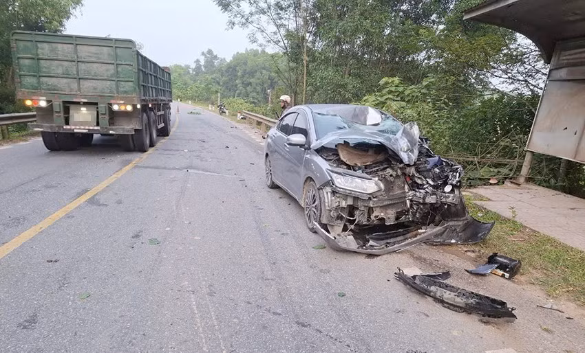 Ô tô đối đầu xe máy, 2 người thương vong ở Hà Tĩnh O to doi dau xe may, 2 nguoi thuong vong o Ha Tinh