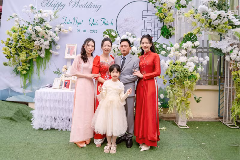 Xuc dong khoanh khac bo meu mao tien con gai ve nha chong-Hinh-4