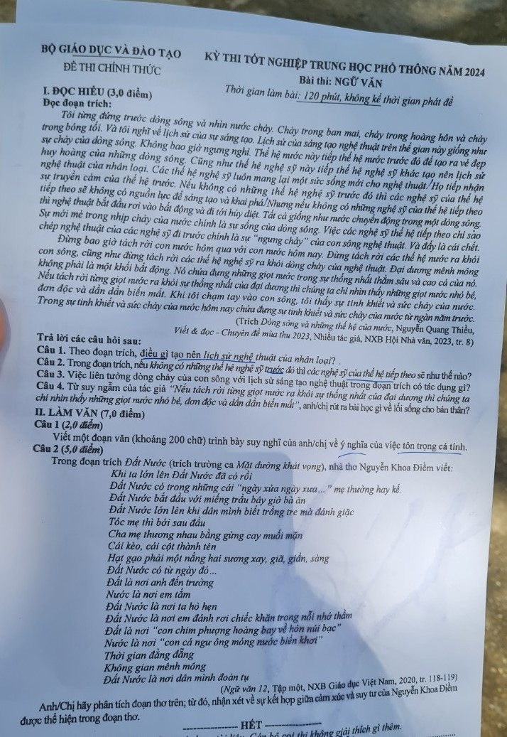 Thi sinh vo oa vi “trung tu” Dat nuoc bai thi Ngu van