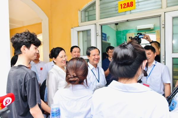 Bo truong: Mong cac em binh tinh, tu tin buoc vao Ky thi THPT 2024