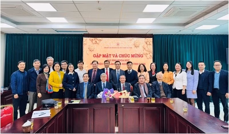 GS.VS Trần Đình Long: Mỗi nhà báo là một chiến sĩ trên mặt trận khoa học và công nghệ - Hình 2 GS.VS Tran Dinh Long: Moi nha bao la mot chien si tren mat tran khoa hoc va cong nghe-Hinh-2