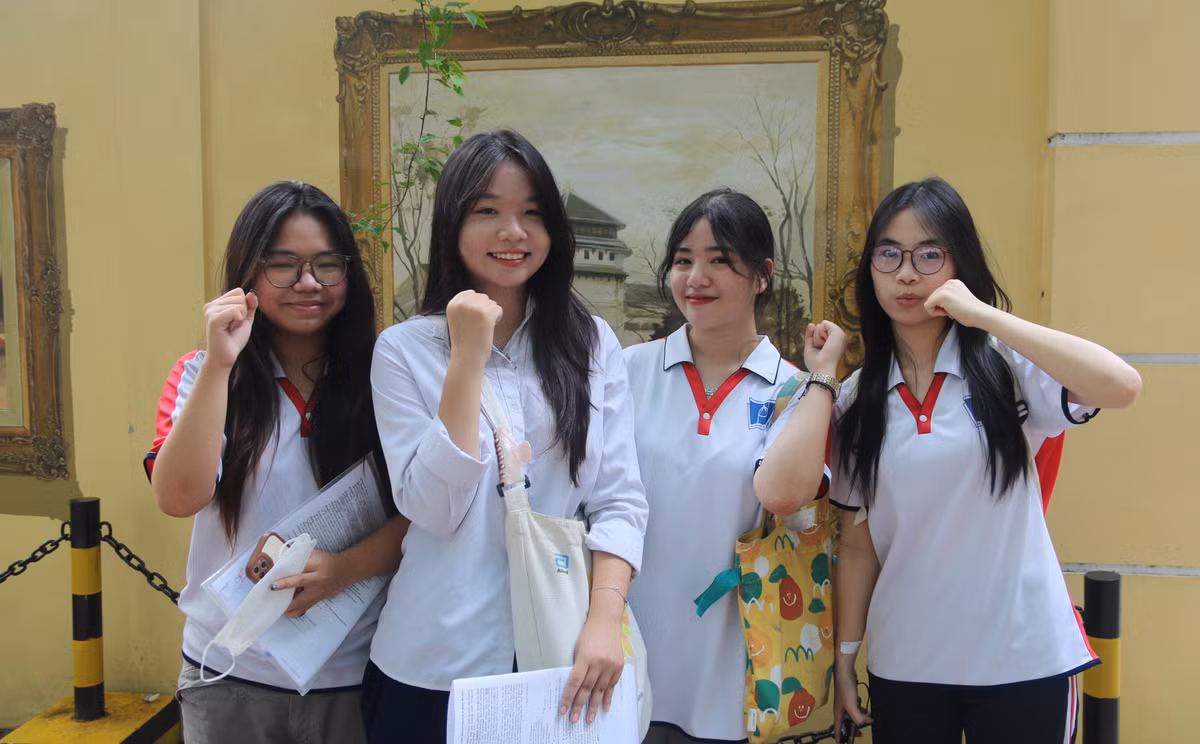 Thi sinh vo oa cam xuc thi xong mon Tieng Anh, ket thuc ky thi