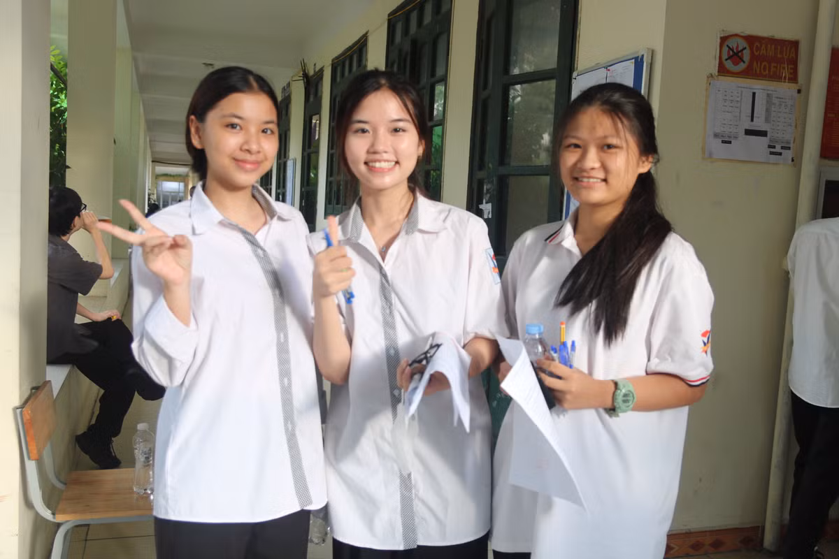 Thi sinh rang ro buoc vao mon thi dau tien Ky thi THPT nam 2024