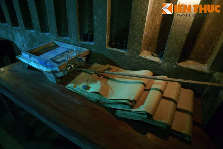 Đến cuối năm 1957 thì một cơ sở của Hội trong nội thành bị địch phát hiện, vì vậy mọi liên hệ với Hầm B được cắt đứt. Anh em tại hầm phân tán mỏng để bảo toàn lực lượng. Trước tình hình căng thẳng, Đặc khu Sài Gòn - Gia Định quyết định giải thể Ban ấn loát tại căn hầm này.