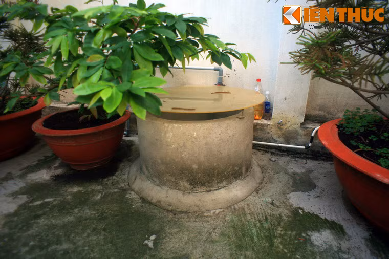 Một giếng nước được đào cách hầm 2 mét. Cách miệng giếng nửa mét có lỗ thông hơi, đường kính 10 cm nối với hầm chính.