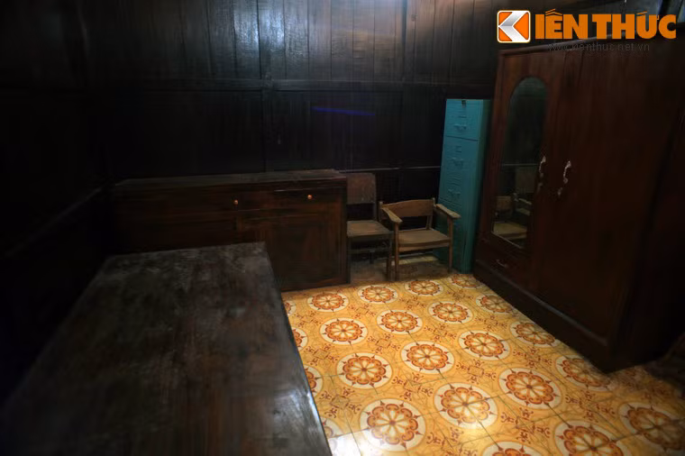 Đầu năm 1952, việc xây hầm bắt đầu được thực hiện tại nhà số 122/351 Minh Mạng (nay là đường Ngô Gia Tự). Đây là một căn nhà gỗ vách ván, lợp lá, diện tích 62 m2 nằm trong khuôn viên rộng 420 m2. Nhà được ngăn đôi: một bên để ở và đào hầm, một bên là cơ sở làm đàn để ngụy trang.