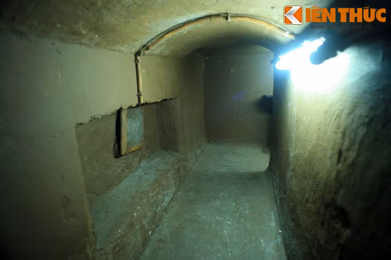 Để vận chuyển đất đá ra khỏi nhà, Hội đã phải xin để nhờ một chiếc xe tải trước hẻm. Việc vận chuyển đất đá ra xe được thực hiện rất cẩn trọng. Khi đã đầy đất đá, xe chở ra ngoại thành đổ, khi về lại chở gỗ để làm đàn lên không ai nghi ngờ gì cả.