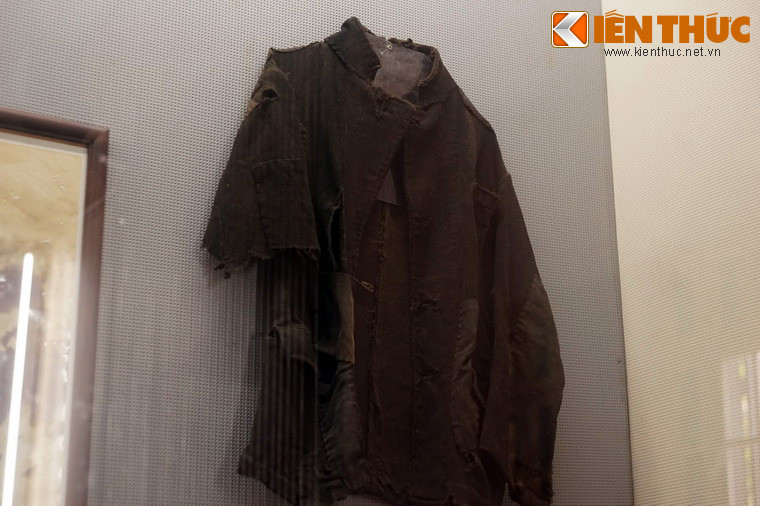 Chiếc áo của ông Đoàn Hùng, công nhân mỏ than Hòn Gai (Quảng Ninh), đã mặc trong thời kỳ thực dân Pháp cai trị.