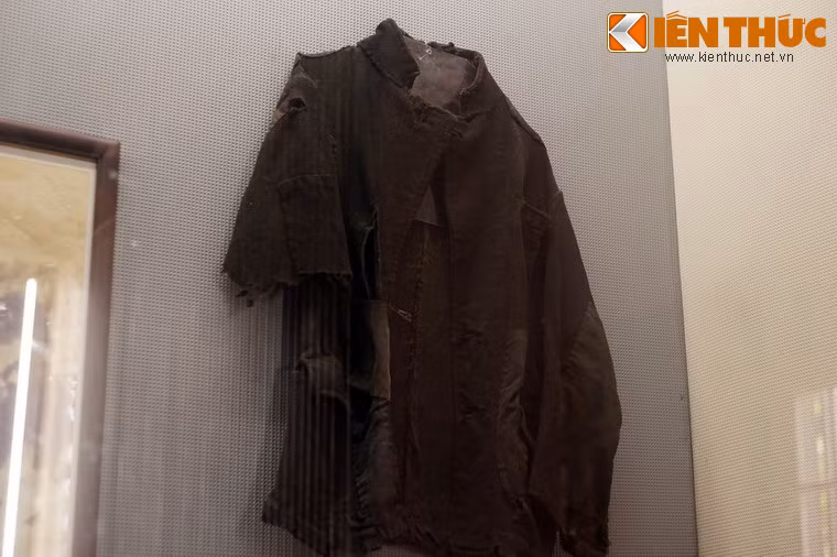 Chiếc áo của ông Đoàn Hùng, công nhân mỏ than Hòn Gai (Quảng Ninh), đã mặc trong thời kỳ thực dân Pháp cai trị.