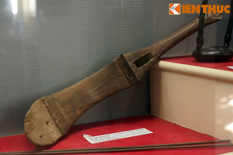 Lưỡi cày bằng gỗ, ông Nguyễn Đình Long dùng trong 30 năm dưới thời thực dân - phong kiến.