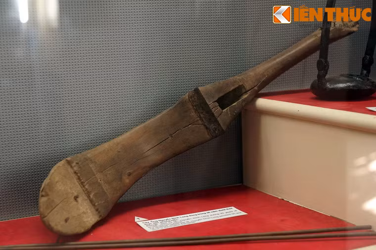 Lưỡi cày bằng gỗ, ông Nguyễn Đình Long dùng trong 30 năm dưới thời thực dân - phong kiến.