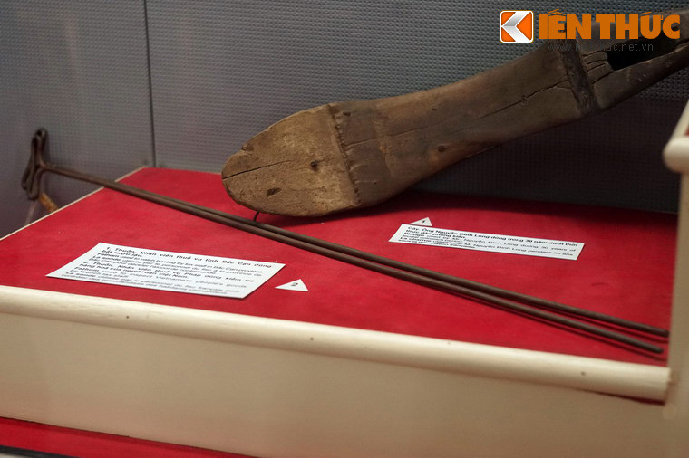 Chiếc thuốn, các nhân viên thuế vụ Pháp dùng kiểm tra hàng hóa của người dân Việt Nam.