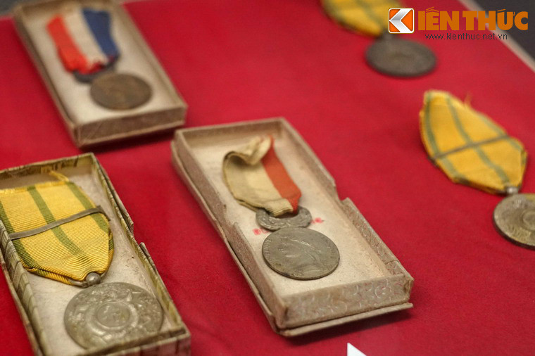 Huy chương danh dự, thực dân Pháp tặng cho những người có công phục vụ chính quyền thực dân.