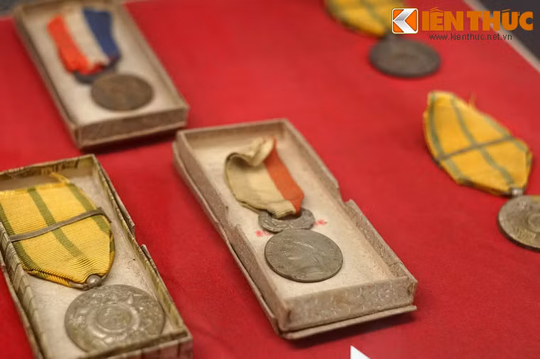 Huy chương danh dự, thực dân Pháp tặng cho những người có công phục vụ chính quyền thực dân.