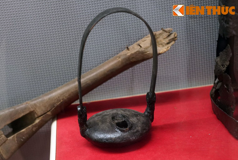 Đèn dầu luyn, chủ mỏ than Mạo Khê (Quảng Ninh) phát cho công nhân khai thác hầm lò trong những năm 1917-1925.