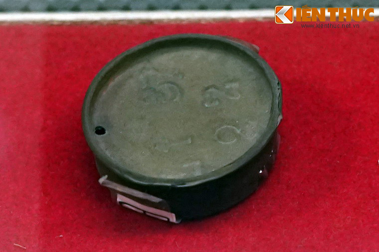 Hộp đựng thước phiện, chứng tích về chính sách đầu độc nhân dân Việt Nam của thực dân Pháp.