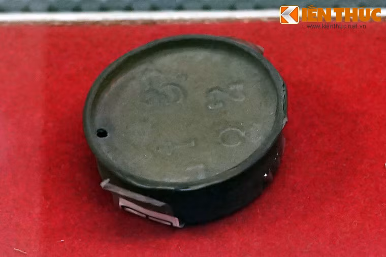 Hộp đựng thước phiện, chứng tích về chính sách đầu độc nhân dân Việt Nam của thực dân Pháp.