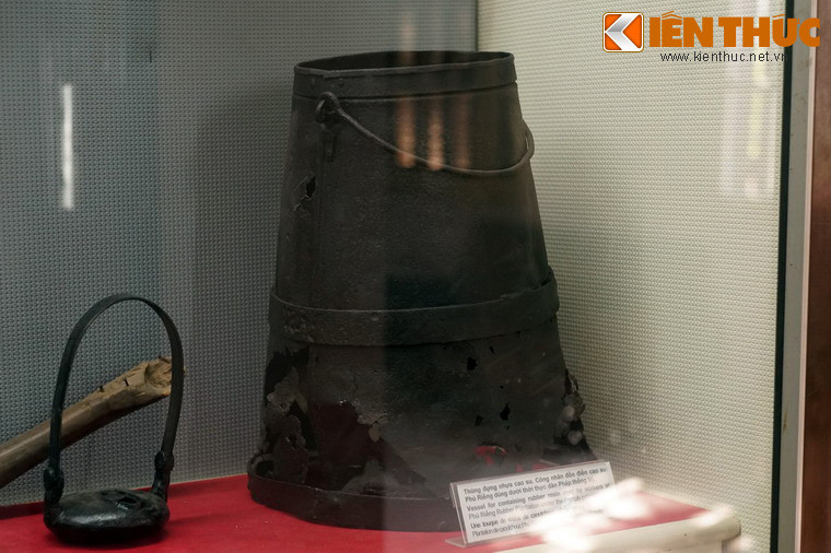 Thùng đựng nhựa cao su, công nhân đồn điền cao su Phú Riềng dùng dưới thời thực dân Pháp thống trị.