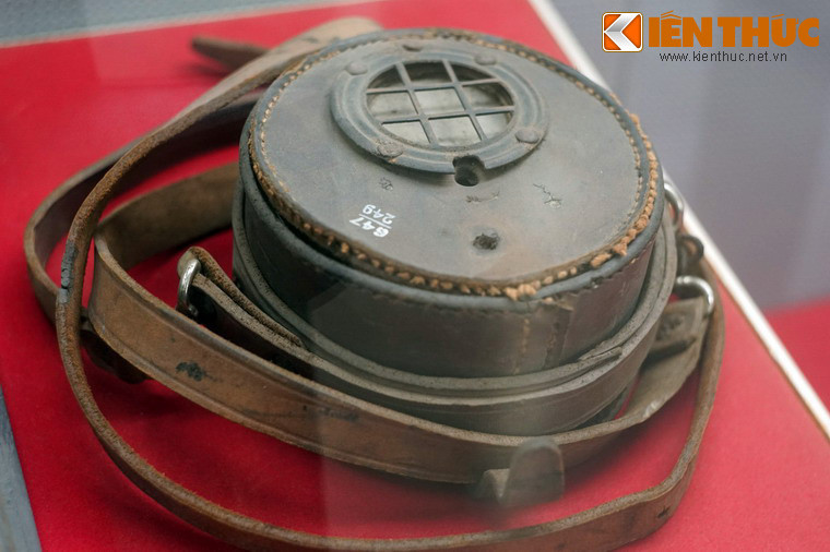 Đồng hồ, chủ nhà máy Xi măng Hải Phòng dùng kiểm tra thời gian sau một ngày làm việc của công nhân.