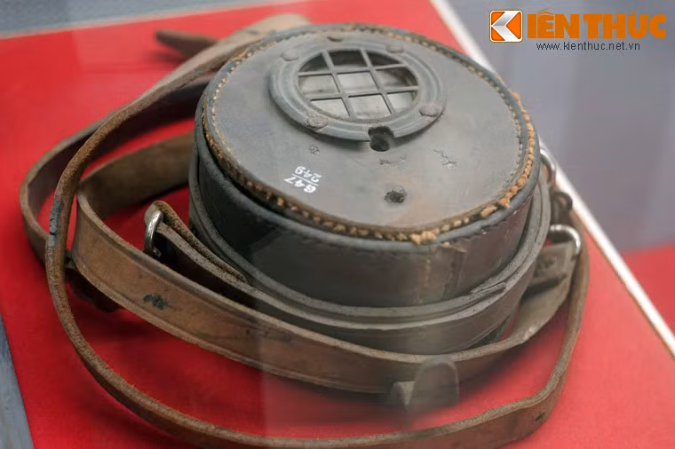 Đồng hồ, chủ nhà máy Xi măng Hải Phòng dùng kiểm tra thời gian sau một ngày làm việc của công nhân.