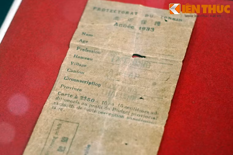 Thẻ thuế thân, người Việt dùng dưới thời thực dân Pháp thống trị. Thuế thân có từ thời phong kiến, đã được thực dân Pháp đã tận dụng triệt để và đặt lên một phương thức thu mới với tính chất áp đặt và tận thu, đẩy nhiều người dân Việt Nam thời thuộc địa vào cảnh khốn cùng.