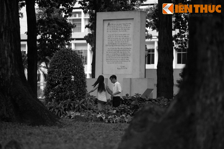 Sau đó, ông nói về các mối đe dọa với chính quyền non trẻ và khuyên đồng bào hãy đề cao cảnh giác: "Mừng thắng lợi, nhưng đồng bào chớ say sưa vì thắng lợi. Bởi vì Việt Nam yêu quí của chúng ta đương gặp một tình cảnh nguy nan. Không khéo lo, nước ta dân ta có thể bị tròng lại ách nô lệ".