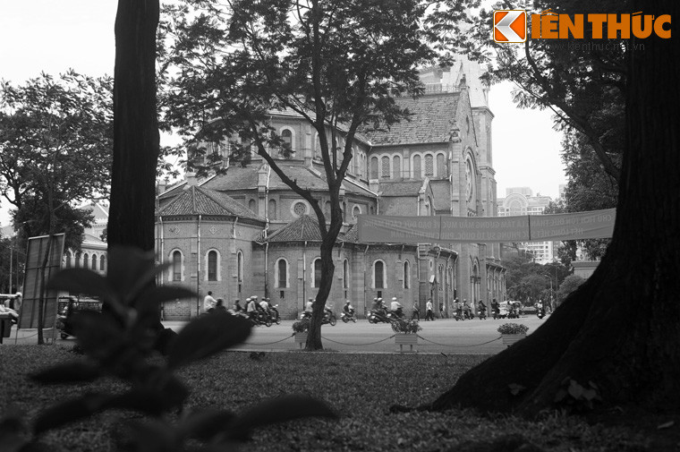 Mở đầu, ông Trần Văn Giàu tuyên bố một đổi thay lớn trong lịch sử nước nhà sau Cách mạng Tháng Tám: "Việt Nam từ một xứ thuộc địa đã trở thành một nước độc lập. Việt Nam từ một đế chế đã trở thành một nước cộng hòa. Việt Nam đương tiến bước trên đường sống".