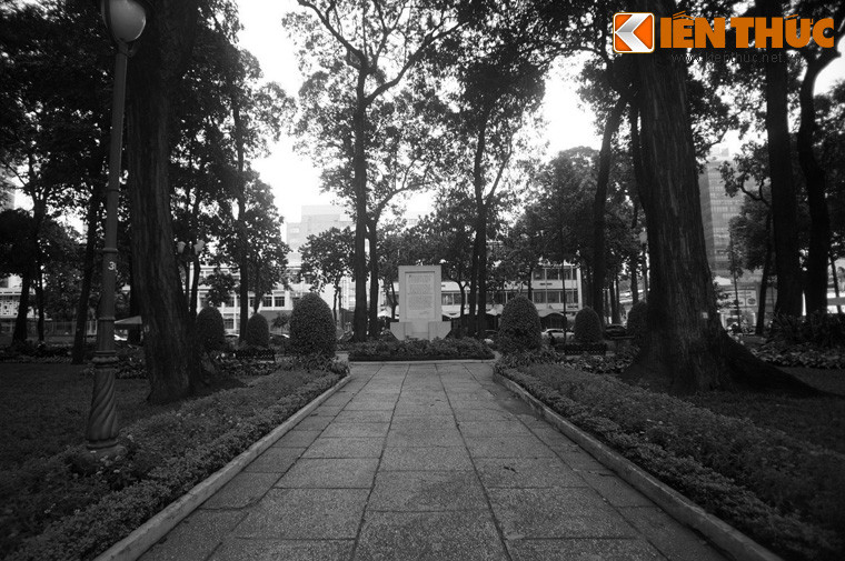 Trở lại với thời điểm lịch sử đó, vào ngày 2/9/1945, tại Quảng trường Ba Đình ở Hà Nội, Hồ Chủ tịch đọc bản Tuyên ngôn Độc lập, khai sinh nước Việt Nam Dân chủ Cộng hòa. Cùng lúc, lớp lớp người dân Sài Gòn đổ về Quảng trường Norodom (nay là công viên 30/4) để mừng ngày độc lập.