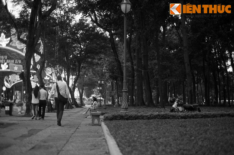 Bầu không khì trở nên căng như dây đàn. Để trấn an quần chúng, ban tổ chức buổi lễ đề nghị ông Trần Văn Giàu - Bí thư Xứ ủy Nam Kỳ - phát biểu. Ông Trần Văn Giàu suy nghĩ vài phút, ghi vội lên giấy mấy ý chính, rồi bước lên lễ đài, ứng khẩu một bài diễn văn.