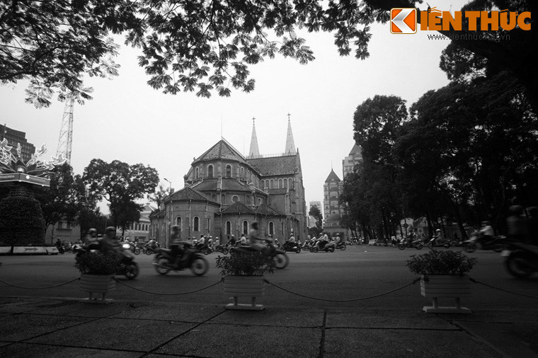 Lễ đài của lễ Độc lập tại Sài Gòn đặt trên đường Cộng Hòa (nay là đường Lê Duẩn), ngay sau nhà thờ Đức Bà. Buổi lễ bắt đầu bằng nghi thức chào quốc kỳ. Lúc đó, bản Tiến quân ca của Văn Cao chưa được phổ biến trong Nam nên ban quân nhạc cử bài Quốc tế ca và bản Thanh niên hành khúc.