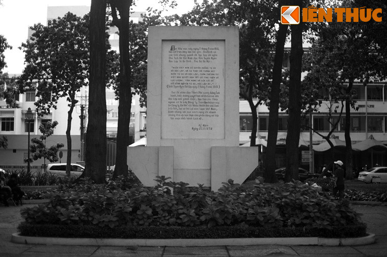 Ở công viên 30/4 phía sau nhà thờ Đức Bà Sài Gòn ngày nay có tấm bia lớn ghi nhớ một sự kiện lịch sử trọng đại đã diễn ra ở thành phố lớn nhất Việt Nam: Buổi lễ mừng ngày độc lập với sự tham gia của một triệu người Sài Gòn ngày 2/9/1945.