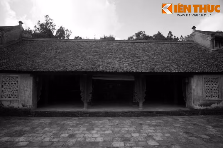 Sau đó, ông bỗng thấy có 32 đồng tiền rơi ra từ gốc cây. Lấy làm lạ, ông hỏi vị cao tăng gần nhà thì vị này bảo rằng: "Đức Phật quan âm có 32 điều ứng". Người tiều phu quay lại gốc thông khấn cầu rằng: "Nhược bằng đức Phật quan âm phù hộ cho tôi sinh con trai, tôi xin dựng chùa thờ".