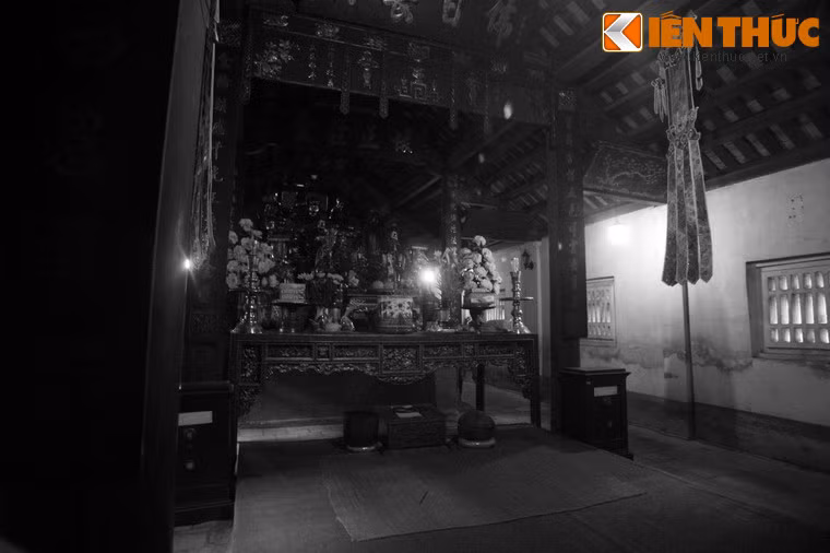 Gần đây người ta phát hiện thấy một di vật rất thú vị của nhà văn Nguyên Hồng tại chùa, đó là một bản chép tay những quy chế của nhà chùa hồi ông trốn đời đi tu.