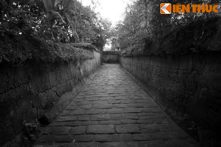 Hệ thống bố cục kiến trúc của chùa hài hòa, được xây dựng bằng các vật liệu gạch nung, ngói, tiểu sành, tường bao được làm bằng đất rất độc đáo.