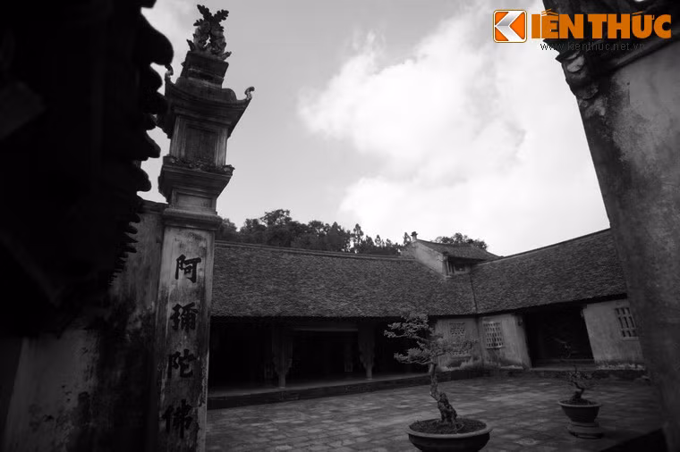 Tương truyền, vào khoảng thế kỷ thứ 11, vùng đất Tiên Sơn có một gia đình tiều phu tuy nghèo tốt bụng, nhưng đã ngoài 40 tuổi mà họ vẫn chưa có con. Một hôm người chồng vác búa cắp rìu lên núi kiếm củi. Khi chặt một gốc thông già, mỗi nhát bổ ông lại niệm "Quan thế âm Phật".