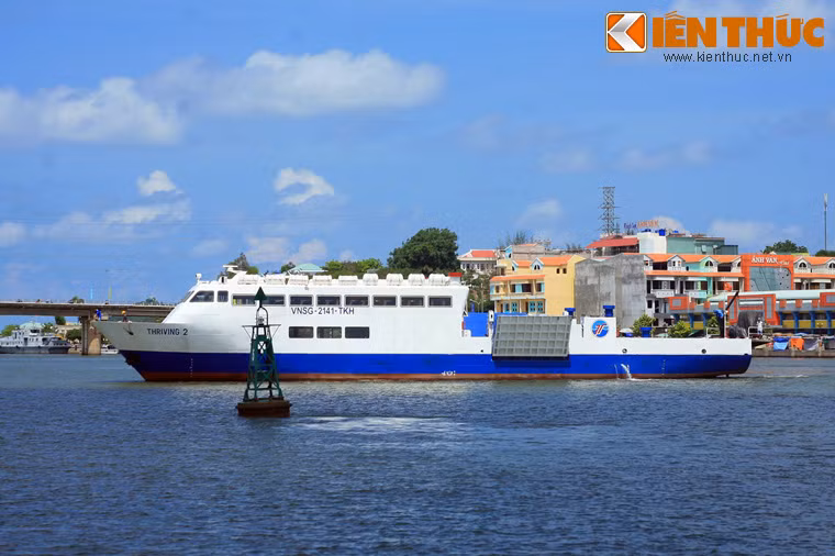  7. Tuyến phà dài nhất Việt Nam. Cùng với tàu cao tốc và máy bay, phà là một trong ba phượng tiện đưa du khách đến với đảo Phú Quốc. Phà cao tốc Hà Tiên - Phú Quốc là tuyến phà dài nhất Việt Nam với quãng đường 45 km. Du khách sẽ mất 2h 45 phút cho hành trình trên phà này.