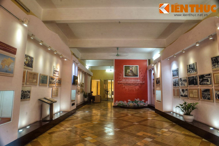 Tầng một của ngôi nhà hiện tại là nơi trưng bày những tư liệu theo chủ đề.