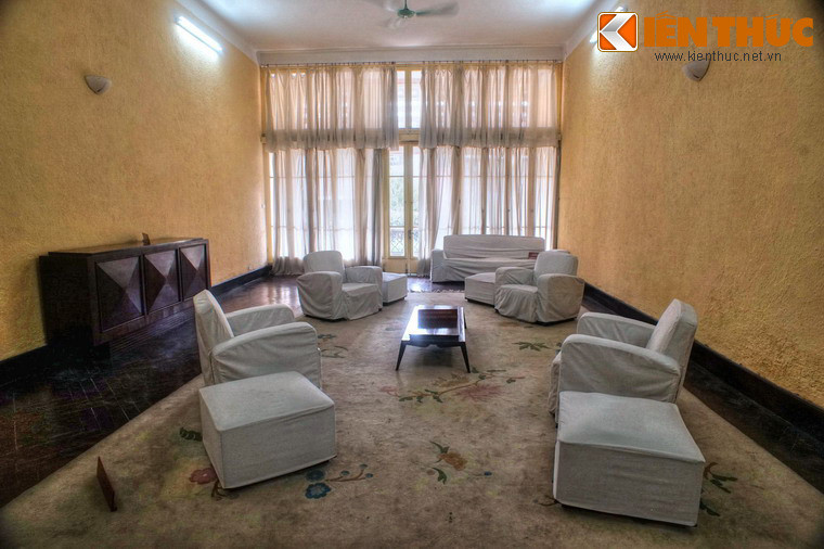 Tầng hai, gian phòng ngoài cùng (mặt phố Hàng Ngang) là phòng khách lớn, được Hồ Chủ tịch và Thường vụ Trung ương Đảng dùng làm nơi tiếp khách. Nơi đây còn lưu giữ chiếc bàn dài, các bộ bàn ghế sofa, tủ gỗ...