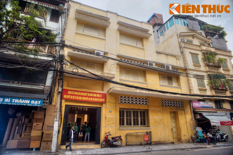 Mặt sau là phố Hàng Cân, gắn số 35, rộng chừng 10 mét.