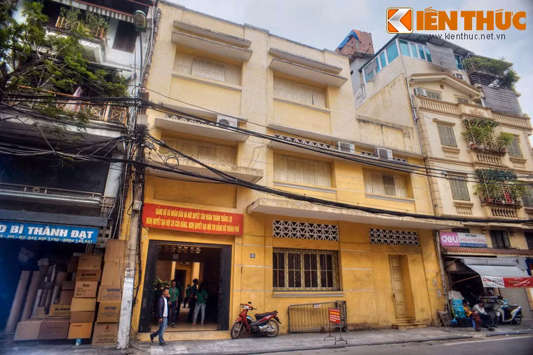 Mặt sau là phố Hàng Cân, gắn số 35, rộng chừng 10 mét.