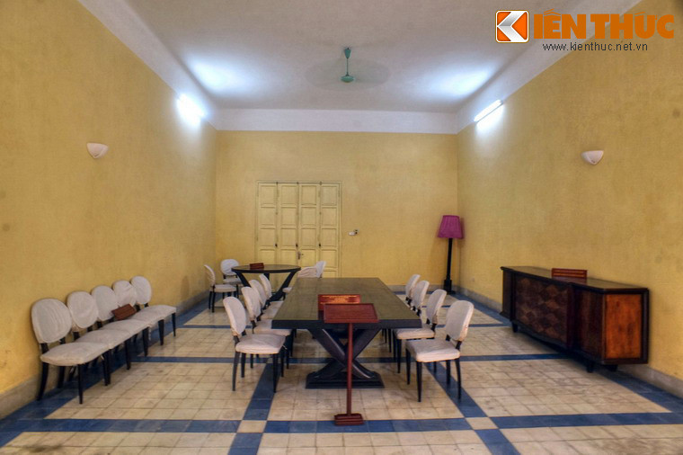 Tại đây vẫn còn lưu giữ nhiều hiện vật liên quan đến thời gian làm việc của Bác Hồ và Trung ương Đảng. Giữa căn phòng là một bàn họp lớn, nơi Tuyên ngôn Độc lập đã được thông qua trước ngày 2/9/1945.